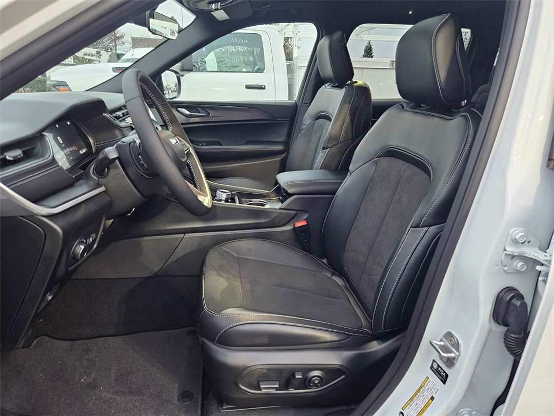 2025 Jeep Grand Cherokee Altitude X - Image 14