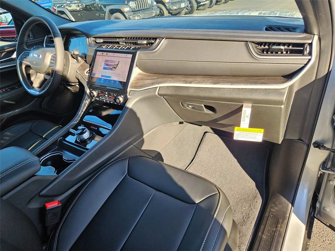 2025 Jeep Grand Cherokee Limited - Image 38