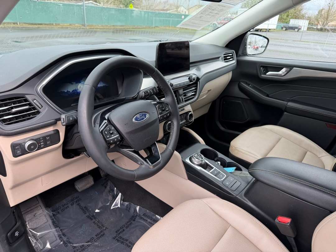 2022 Ford Escape Titanium - Image 16