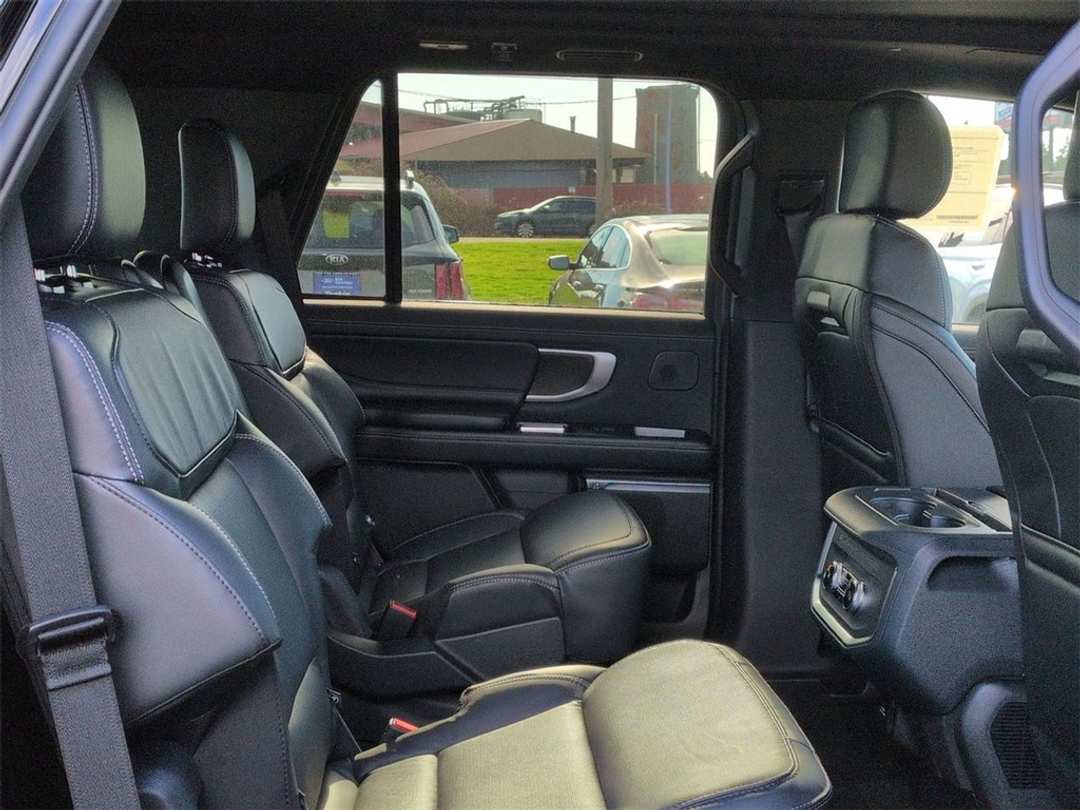 2025 Ford Expedition Platinum - Image 30