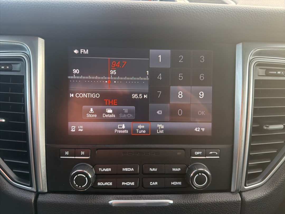 2018 Porsche Macan Base - Image 40