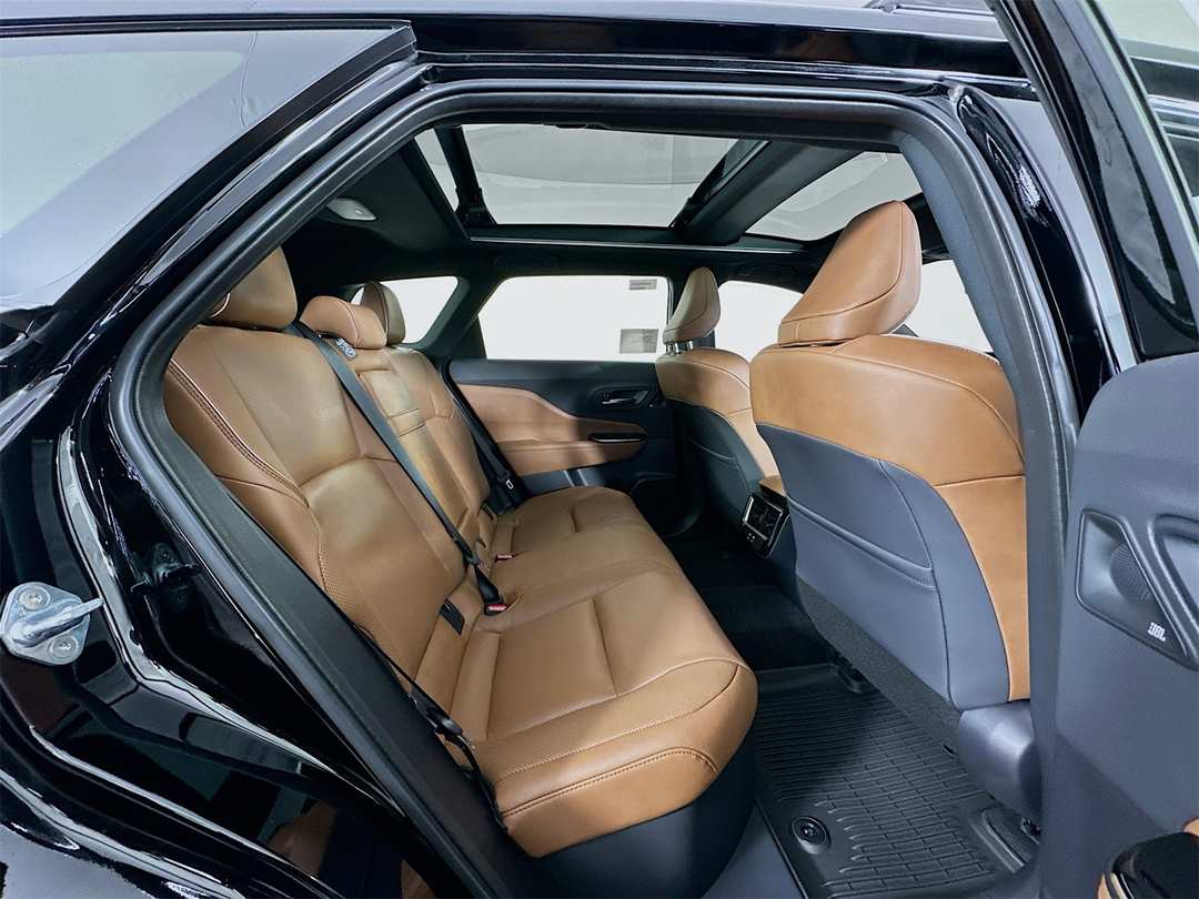 2025 Toyota Crown Signia Limited - Image 29