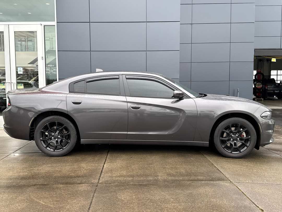 2016 Dodge Charger SXT - Image 2