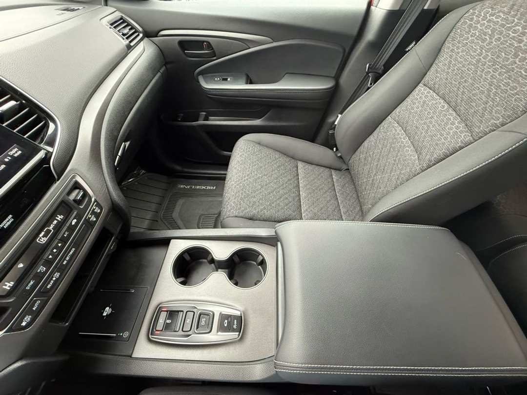 2025 Honda Ridgeline Sport - Image 29