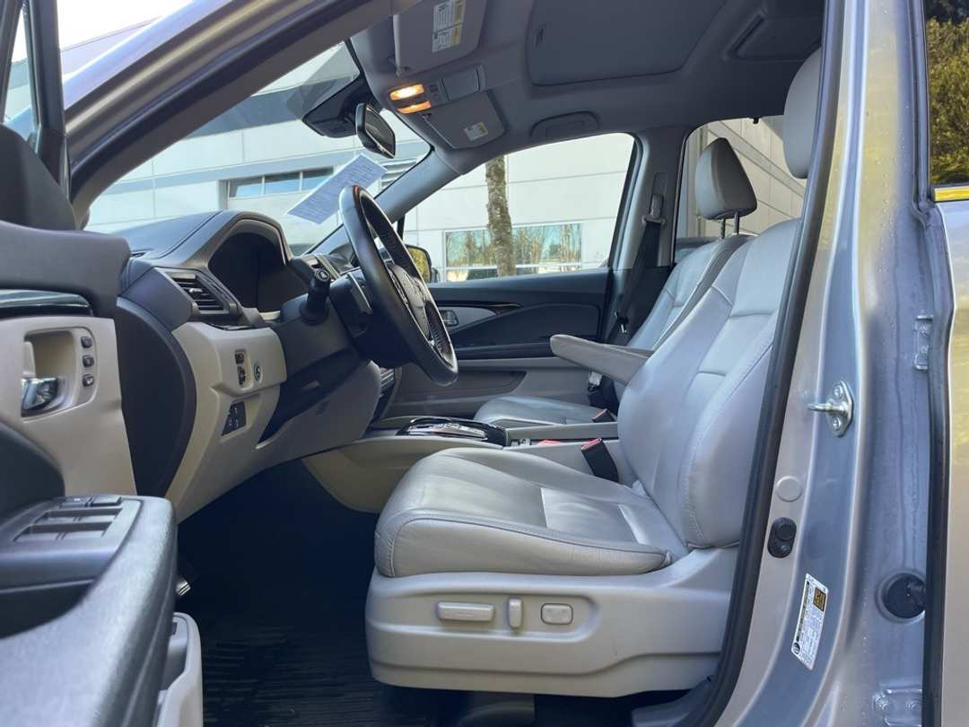 2017 Honda Pilot Touring - Image 17