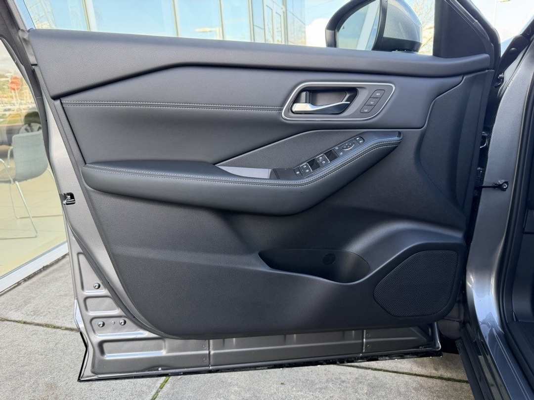 2026 Nissan Rogue Platinum - Image 11