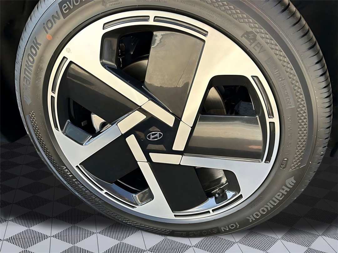 2026 Hyundai Ioniq 9 Performance Limited - Image 9