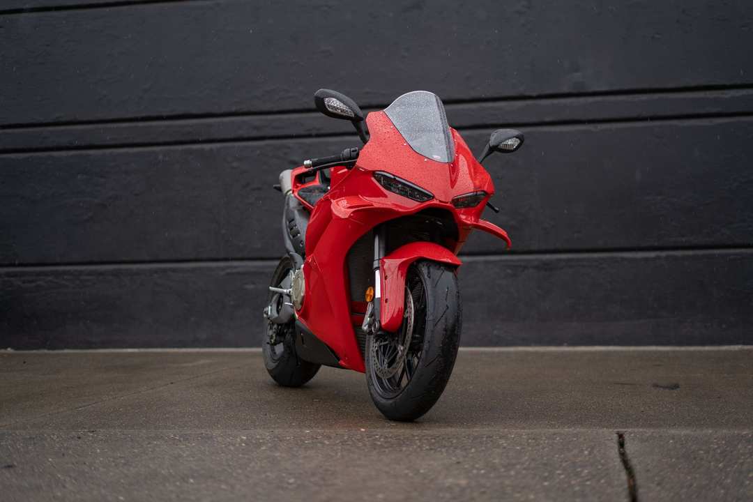 2025 Ducati Panigale V4 - Image 7