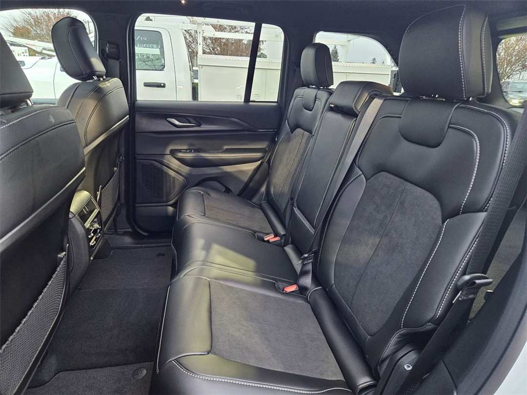 2025 Jeep Grand Cherokee Altitude X - Image 29