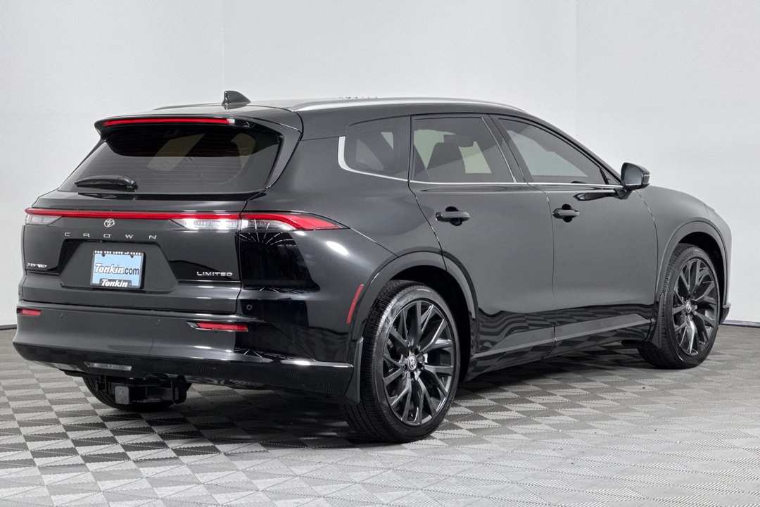 2025 Toyota Crown Signia Limited - Image 4