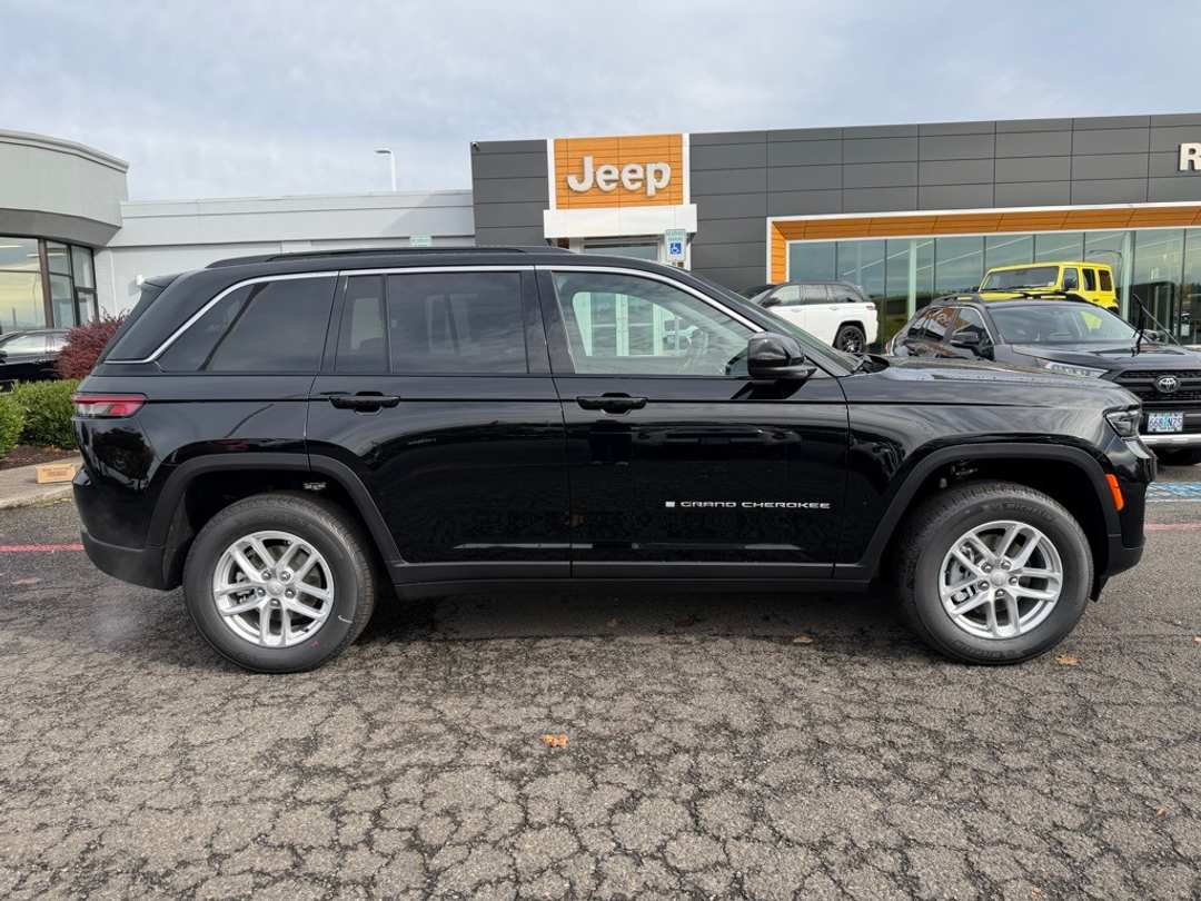 2025 Jeep Grand Cherokee Laredo X - Image 9