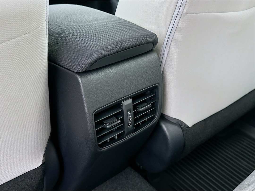 2026 Toyota Corolla Cross L - Image 24