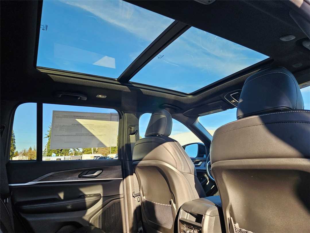 2025 Jeep Grand Cherokee Limited - Image 36