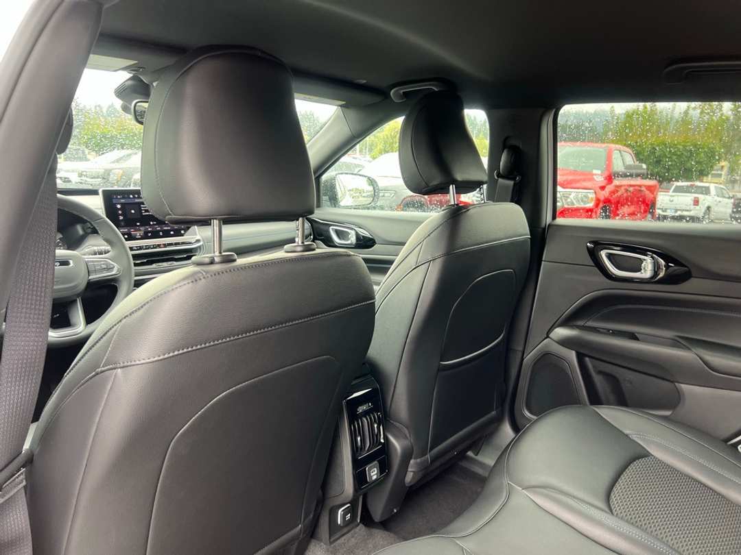 2026 Jeep Compass Latitude - Image 27