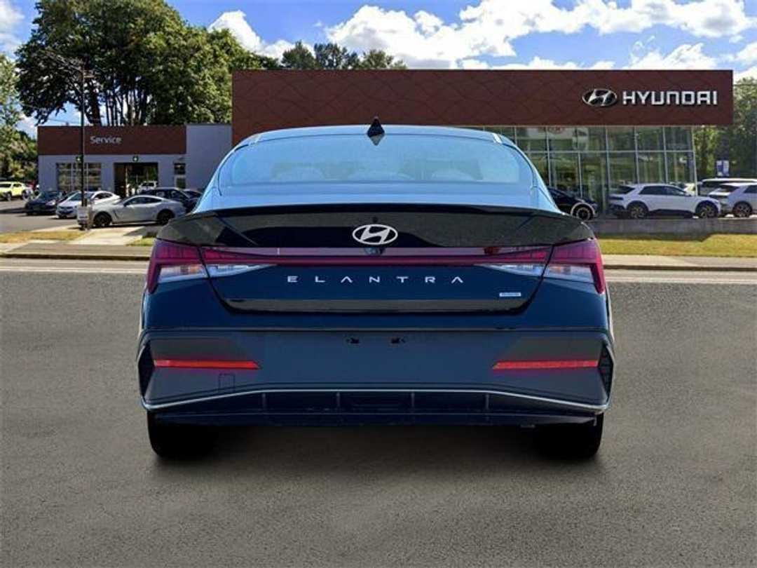 2025 Hyundai Elantra SEL Sport - Image 6