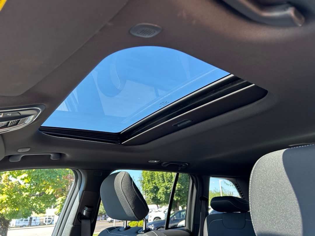 2025 Jeep Grand Cherokee Laredo X - Image 21