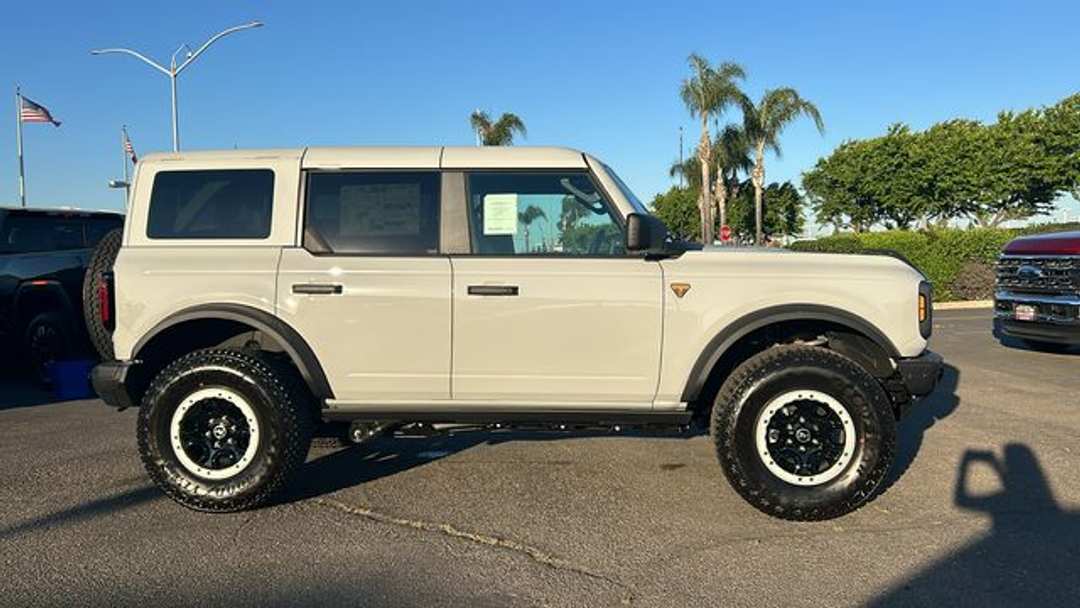 2026 Ford Bronco Badlands - Image 2