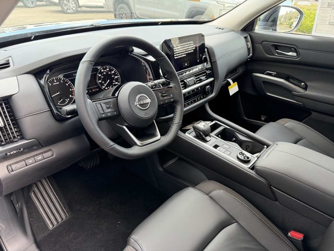 2025 Nissan Pathfinder SL - Image 16