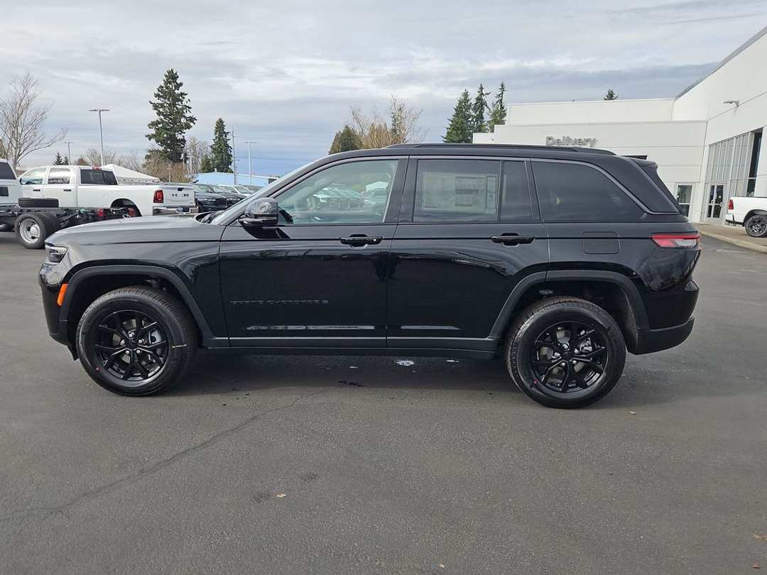 2026 Jeep Grand Cherokee Laredo - Image 3