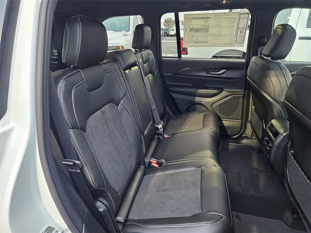 2025 Jeep Grand Cherokee Altitude X - Image 33