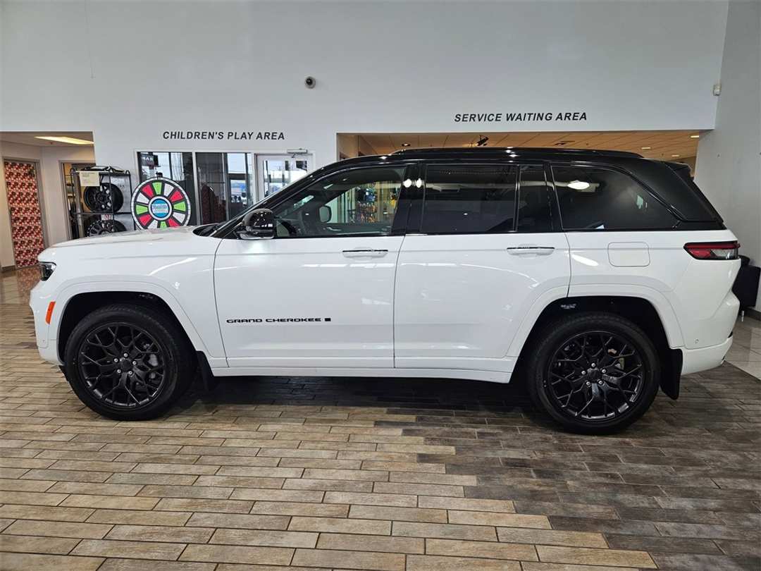 2025 Jeep Grand Cherokee Summit - Image 3