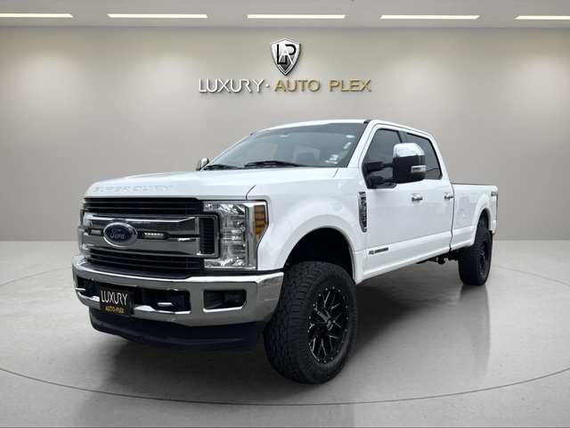 2019 Ford F350 Super Duty Crew XLT 8 FT LOW MILES 74,000 LIFTED
