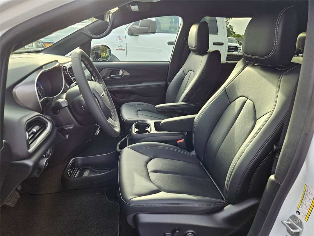 2026 Chrysler Voyager LX - Image 14