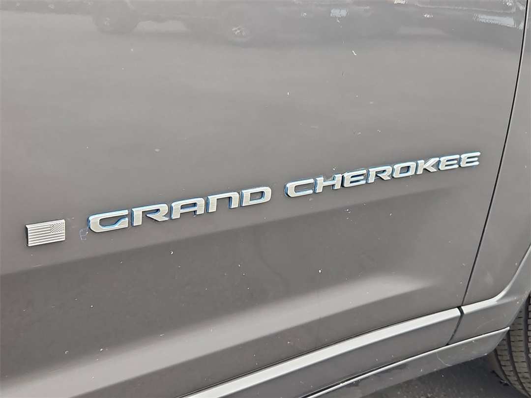 2023 Jeep Grand Cherokee Overland 4xe - Image 26