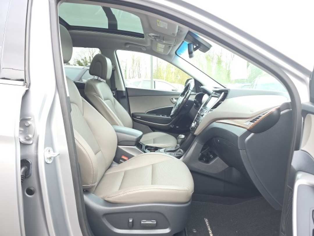 2017 Hyundai Santa Fe SE Ultimate - Image 23