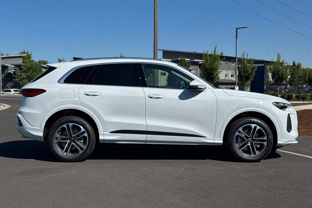 2025 Audi Q5 - Image 2