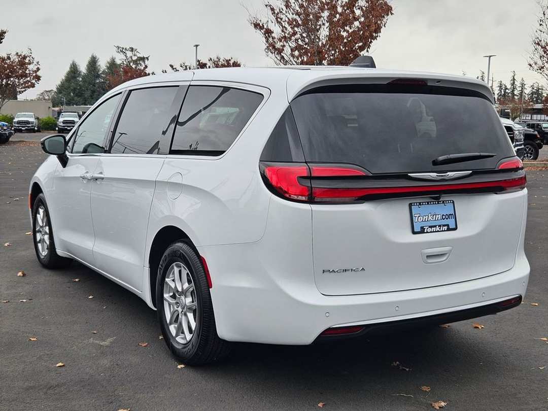 2026 Chrysler Pacifica Select - Image 3