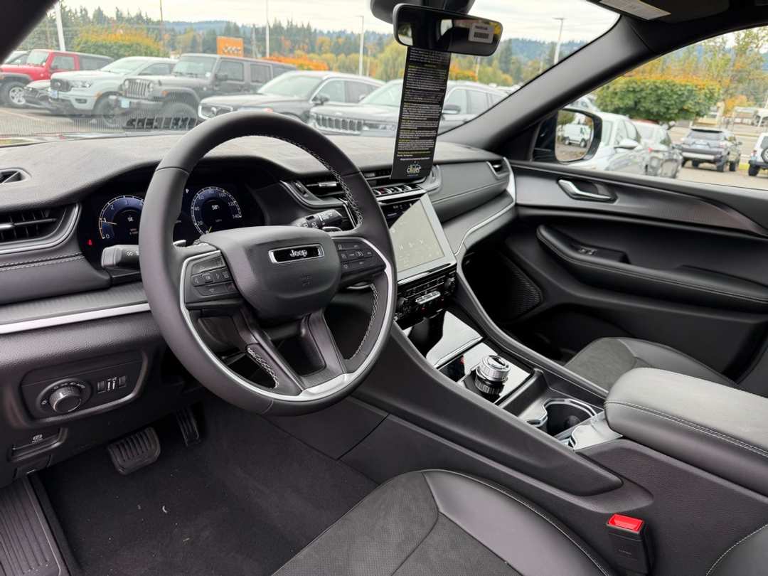 2025 Jeep Grand Cherokee Altitude X - Image 14