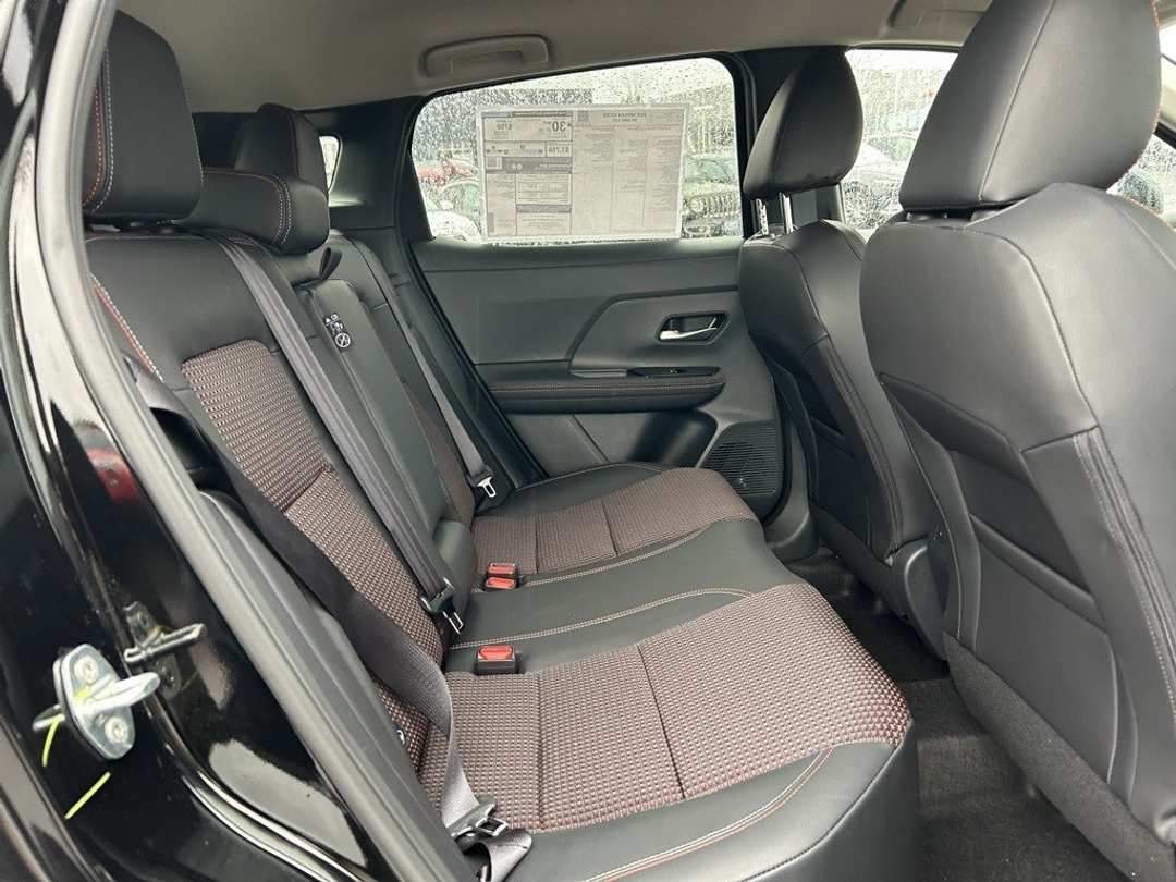 2025 Nissan Kicks SR - Image 27