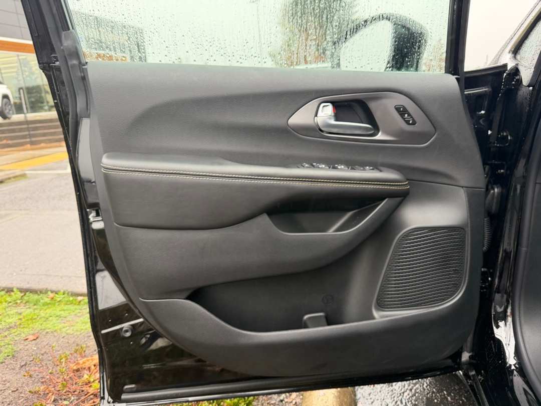 2026 Chrysler Pacifica Select - Image 11