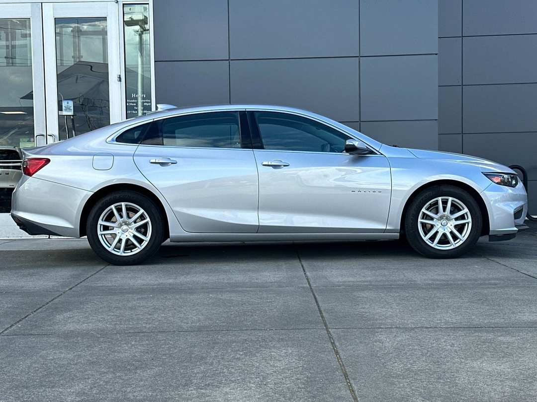 2018 Chevrolet Malibu LT - Image 2