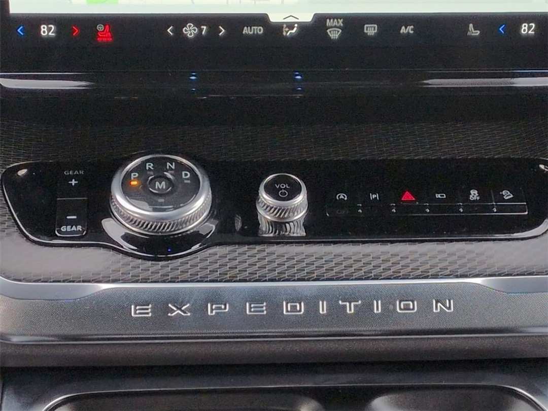 2026 Ford Expedition Platinum - Image 17