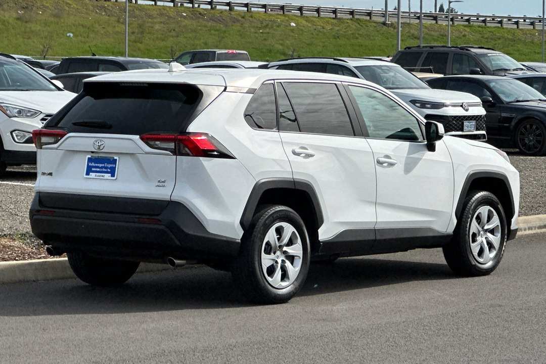 2022 Toyota Rav4 LE - Image 3