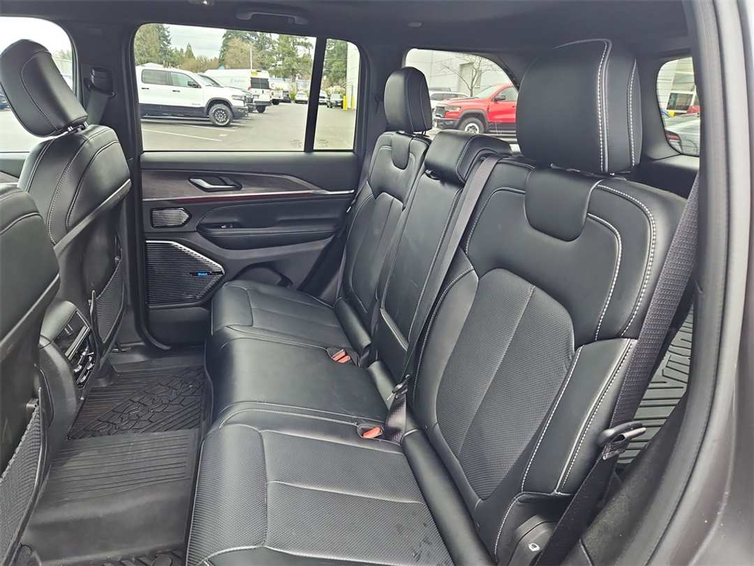 2023 Jeep Grand Cherokee Overland 4xe - Image 23