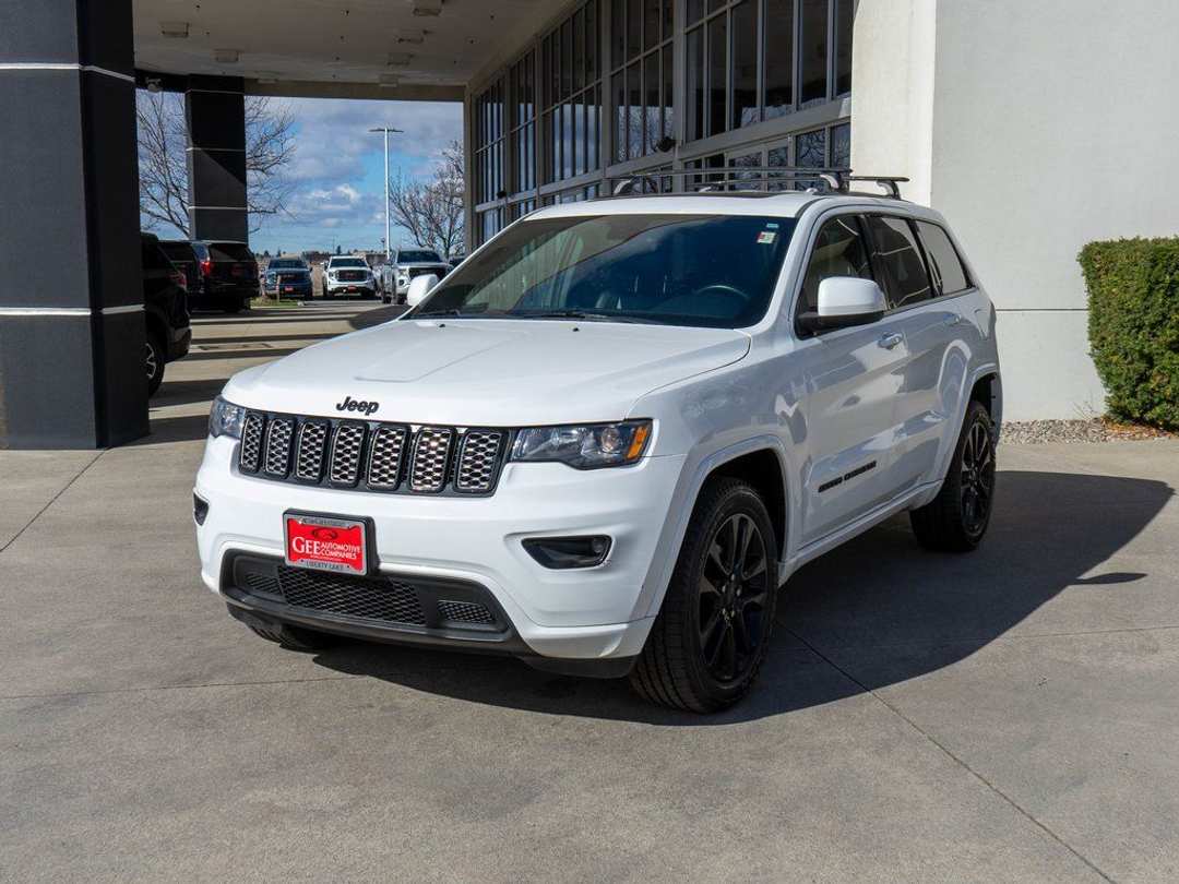 2017 Jeep Grand Cherokee Altitude - Image 3