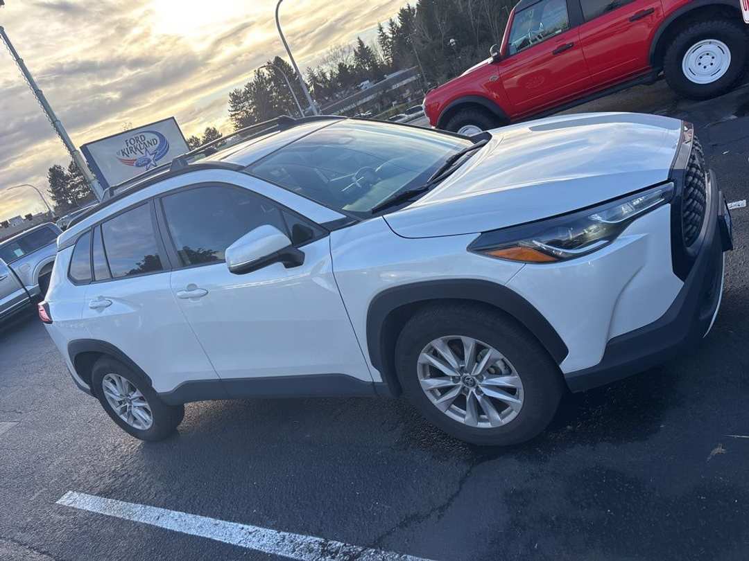 2023 Toyota Corolla Cross LE - Image 2