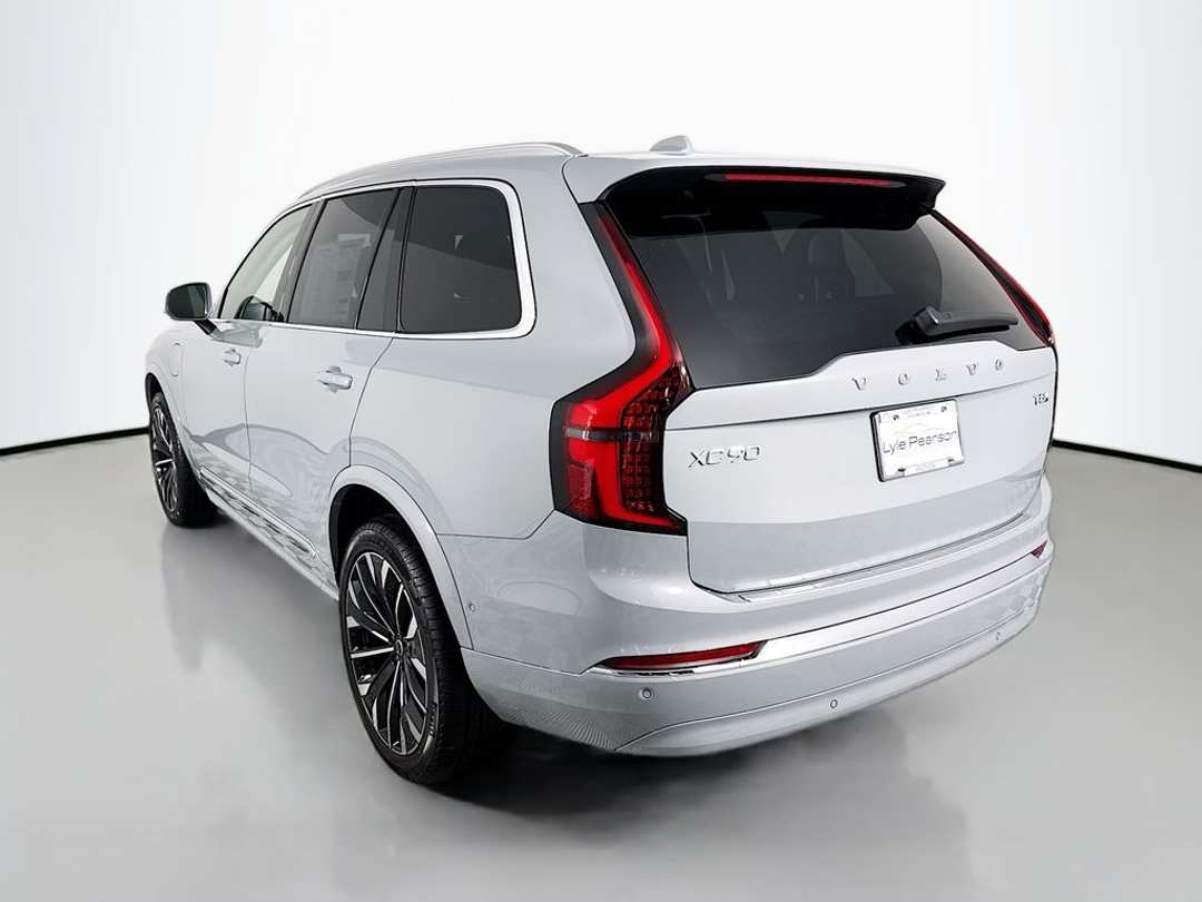 2026 Volvo Xc90 T8 Plus - Image 3