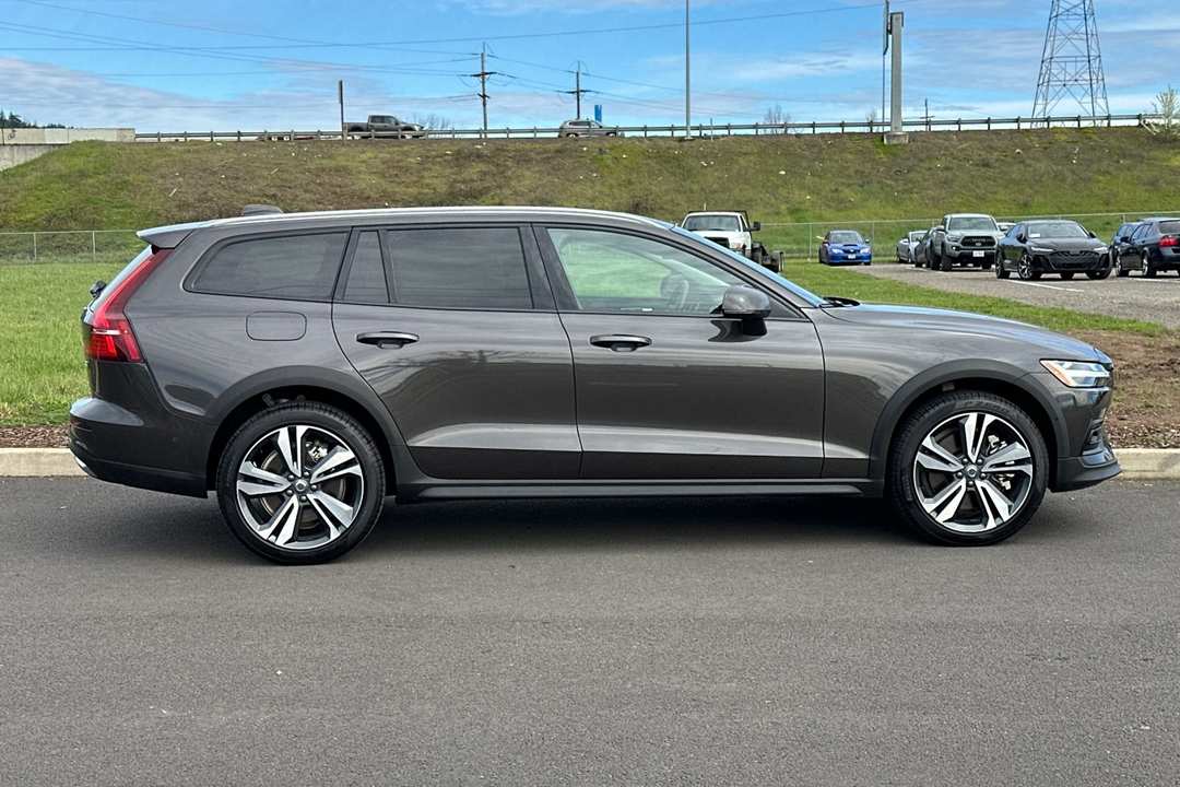 2025 Volvo V60 Cross Country B5 Plus - Image 2