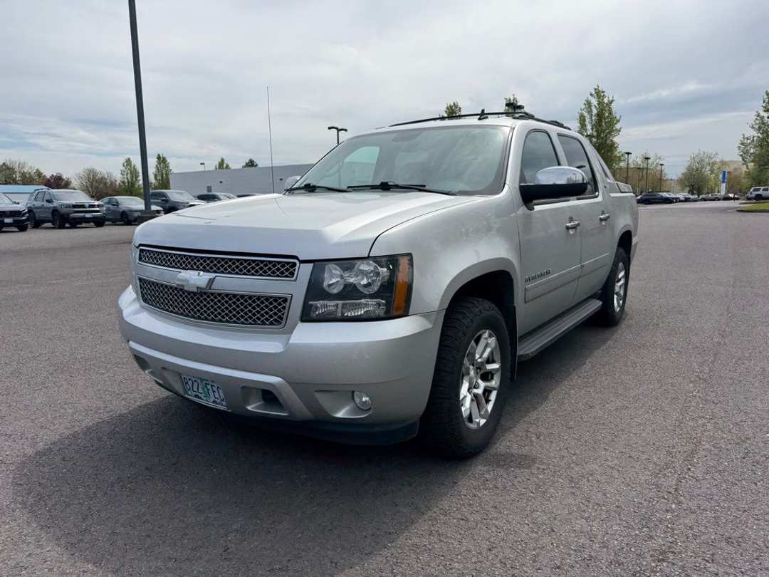 2011 Chevrolet Avalanche 1500 LTZ - Image 3