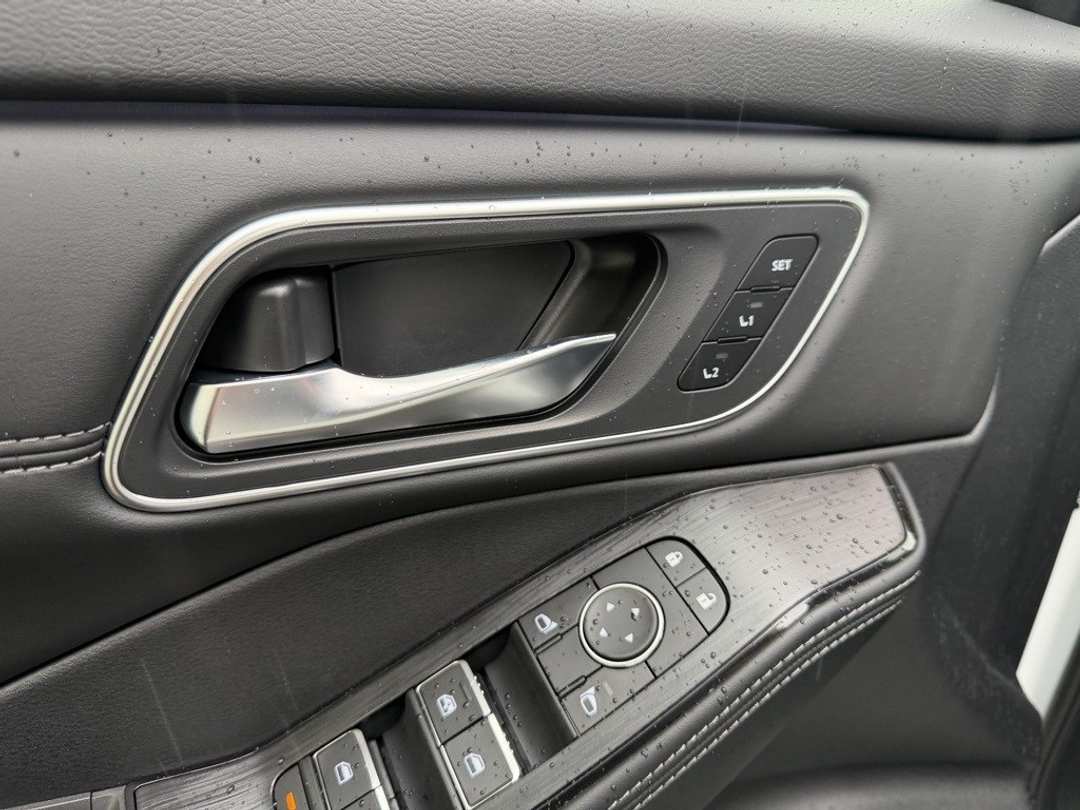 2026 Nissan Rogue Platinum - Image 13