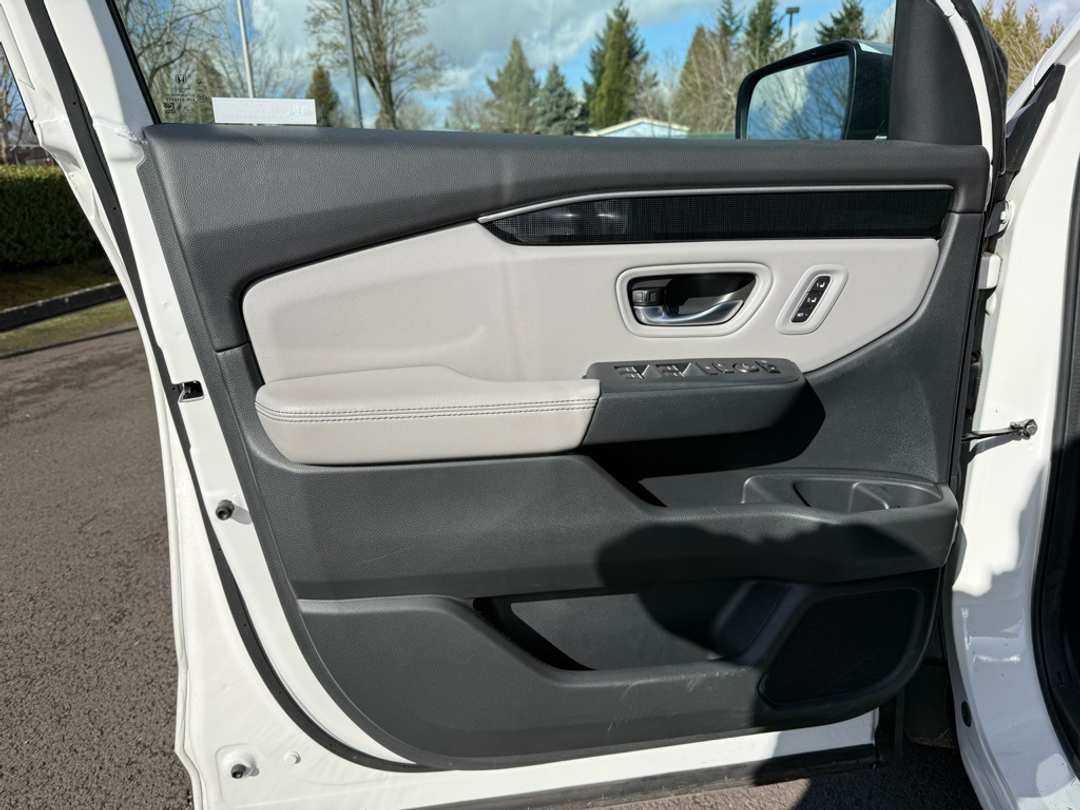 2025 Honda Pilot Elite - Image 19