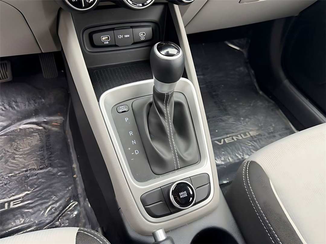 2025 Hyundai Venue SEL - Image 23