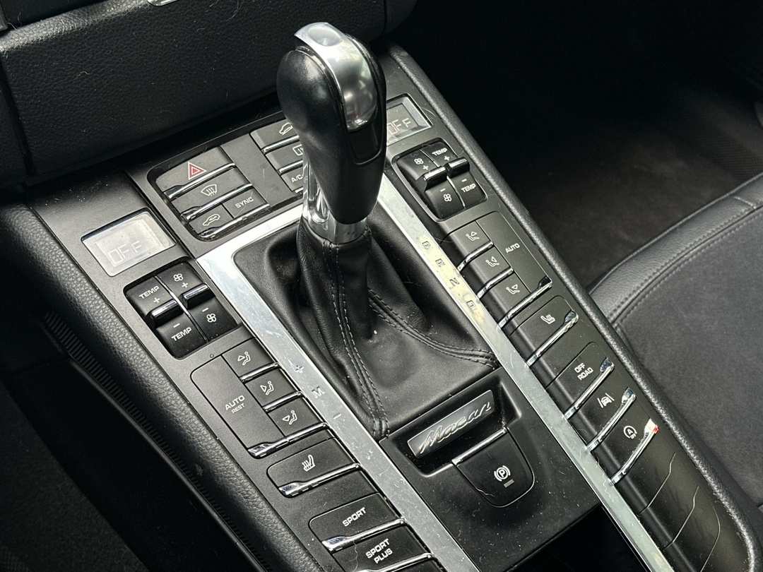 2017 Porsche Macan Base - Image 19