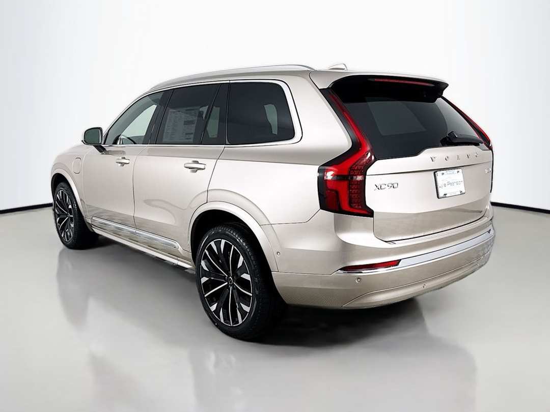 2026 Volvo Xc90 T8 Plus - Image 3