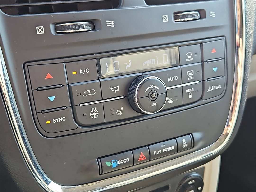 2012 Chrysler Town & Country TouringL - Image 33