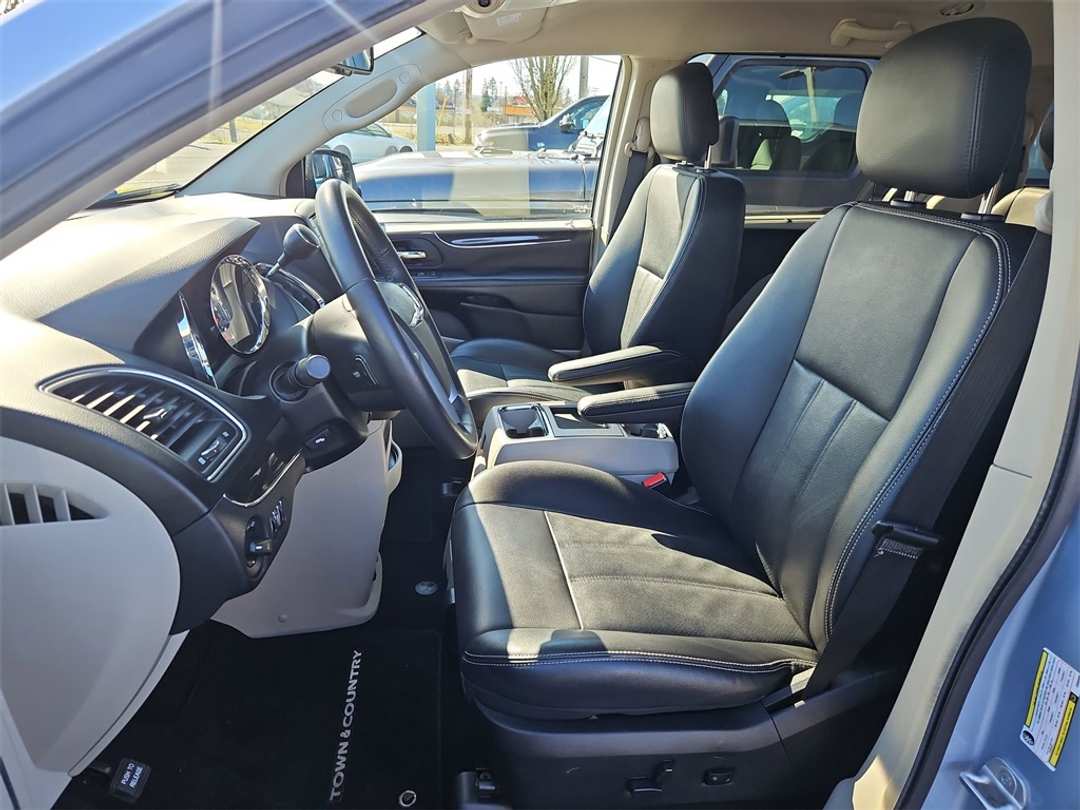 2012 Chrysler Town & Country TouringL - Image 21